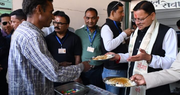हल्द्वानी : सीएम धामी ने की थालसेवा, थाल सेवक के रूप में देते है हर माह सेवा
