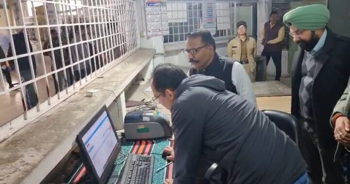 हल्द्वानी :(बड़ी खबर) RTO ऑफिस में DM का छापा, दलाल फरार, भ्रष्टाचारी रडार पर