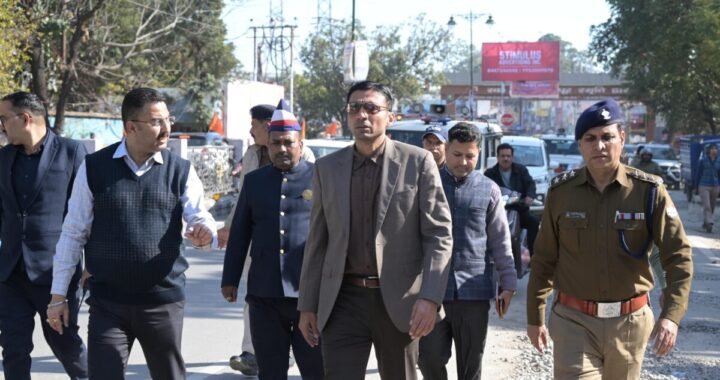 उत्तराखंड: यहाँ सड़क में अनियमित कार्य पकड़ा गया, प्रशासन ने एजेंसी पर की कार्रवाई