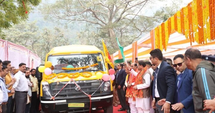 उत्तराखंड : टनकपुर में सीएम ने दिखाई हरी झंडी, दो वाहन सेवा में रवाना