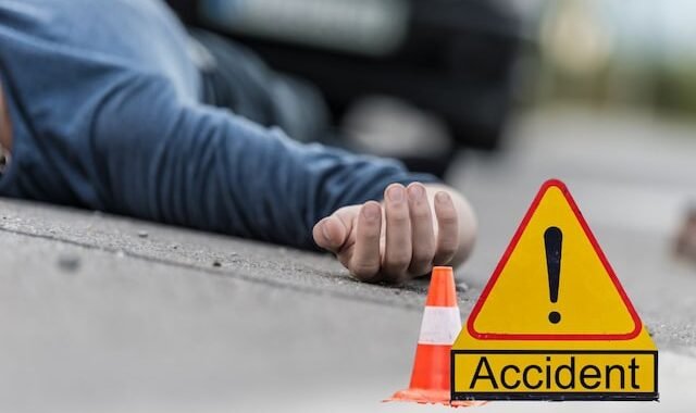 उत्तराखंड: खाई में गिरी कार, पति पत्नी की गई जान