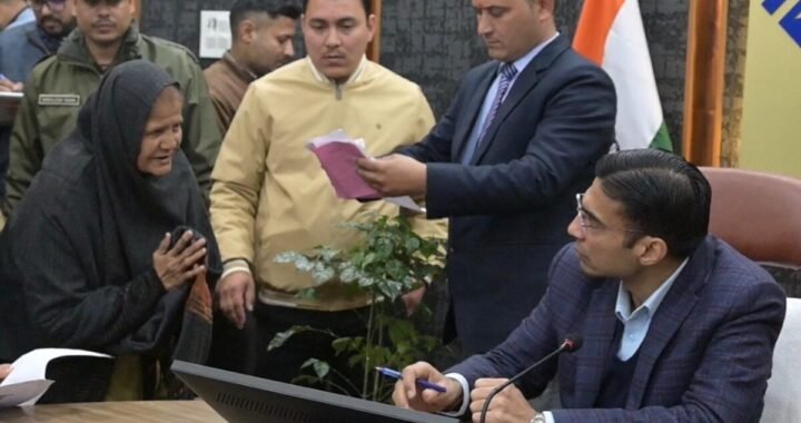 उत्तराखंड: जनता दर्शन में रो पड़ी बुजुर्ग महिला… डीएम ने तुरंत कर दिया 35 हजार का पानी बिल माफ!