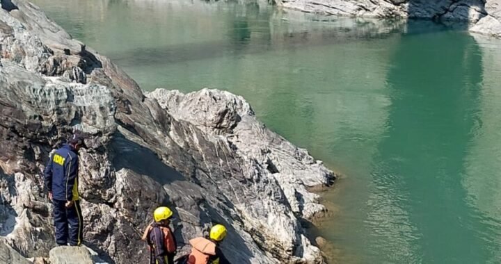उत्तराखंड: घर से निकली 17 वर्षीय छात्रा नदी में गिरी, SDRF तलाश में जुटी