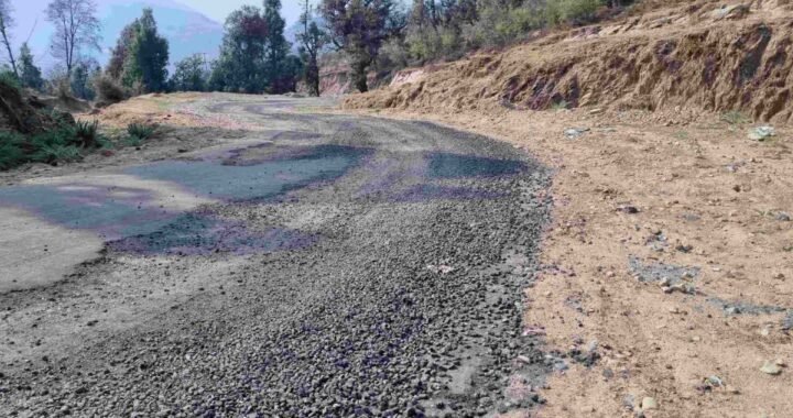उत्तराखंड: यहां 10 करोड़ से बनी सड़क तीन महीने में उखड़ी, ग्रामीणों में नाराजगी।