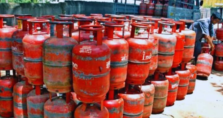 नैनीताल :(बड़ी खबर) जिले में DM के निर्देश गैस की कालाबाजारी पर मारे ताबड़तोड़ छापे