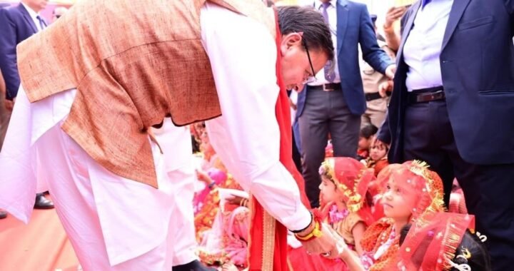 उत्तराखंड: कन्या पूजन कार्यक्रम में शामिल हुए सीएम धामी