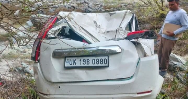 उत्तराखंड: सल्ट में दर्दनाक सड़क हादसा, कार 60 मीटर गहरी खाई में गिरी -पीएनबी के हेड कैशियर की मौत