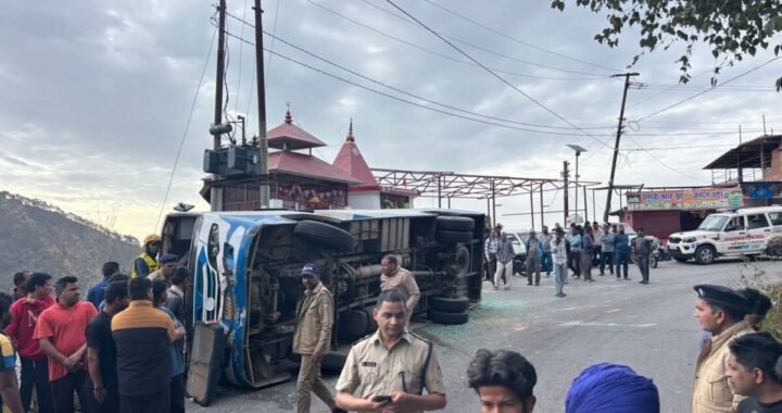नैनीताल में बड़ा हादसा: पलटी बस, एक की मौत, SDRF ने चलाया त्वरित रेस्क्यू ऑपरेशन