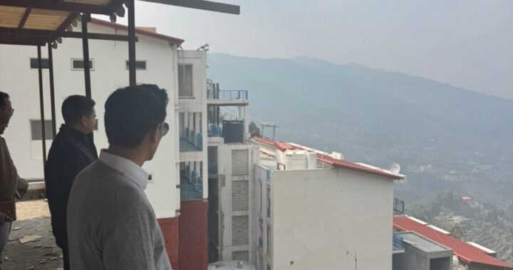 नैनीताल: मुक्तेश्वर में बेलगाम निर्माण पर आयुक्त का डंडा, अवैध इमारतों की जांच के निर्देश