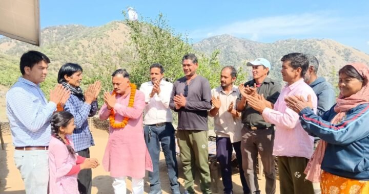 रामनगर: भाजपा नेता राकेश नैनवाल के प्रयासों से देश की आजादी के 75 साल बाद पहुंची लाईट तो खुश हुए ग्रामीण