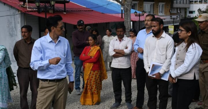 नैनीताल :(बड़ी खबर) कमिश्नर मौके पर नाराज, इन अधिकारियों के वेतन रोकने के निर्देश