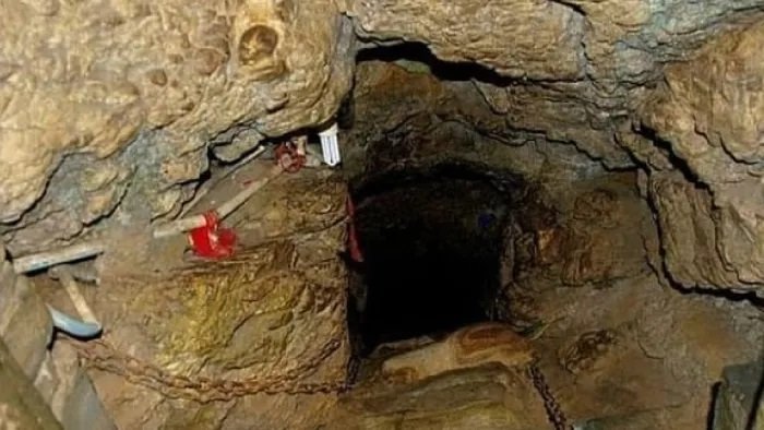 Patal Bhuvaneshwar cave