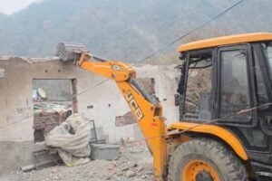 हल्द्वानी :(बड़ी खबर) DM ने निर्देश में एक्टिव हुआ प्रशासन, चलने लगा बुलडोजर
