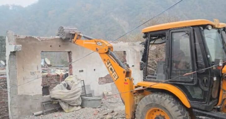 हल्द्वानी :(बड़ी खबर) DM ने निर्देश में एक्टिव हुआ प्रशासन, चलने लगा बुलडोजर
