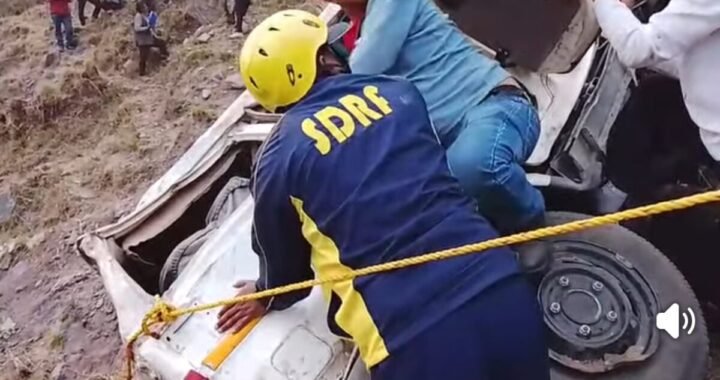 उत्तराखण्ड:(दुखद) बोलेरो खाई में गिरी, दो महिलाओं की मौत, पांच घायल