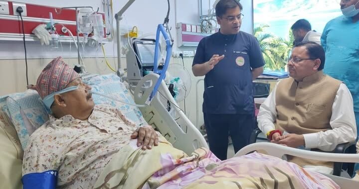 उत्तराखंड: मुख्यमंत्री धामी ने एम्स ऋषिकेश में सतपाल महाराज का हाल जाना