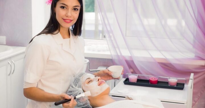 उत्तराखंड: बिना फीस सीखें ब्यूटी पार्लर कोर्स, नैनीताल में शुरू हुआ प्रशिक्षण