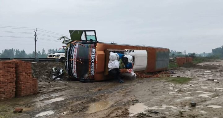 उत्तराखंड :अनियंत्रित हो सड़क पर पलटी हरिद्वार से नेपाल जा रही डबल डेकर बस, 7 यात्री घायल