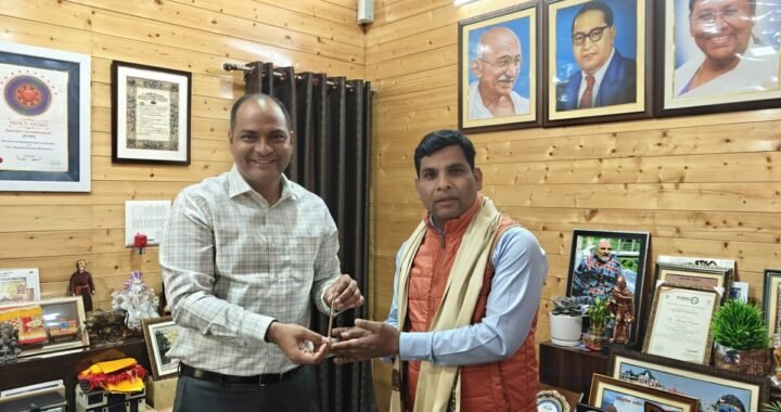 उत्तराखंड: यहां शैलेश मटियानी राज्य शिक्षक पुरस्कार हेतु चयनित होने पर जिलाधिकारी ने किया सम्मानित