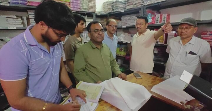 हल्द्वानी :(बड़ी खबर) बुक सेलरो के यहां छापा, खुली प्राइवेट स्कूलों की पोल, कार्रवाई के निर्देश