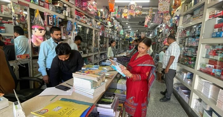 लालकुआं :(बड़ी खबर) बुक सेलरो की दुकानों में SDM का छापा, इन प्राइवेट स्कूल की खुली  साठ गांठ की पोल