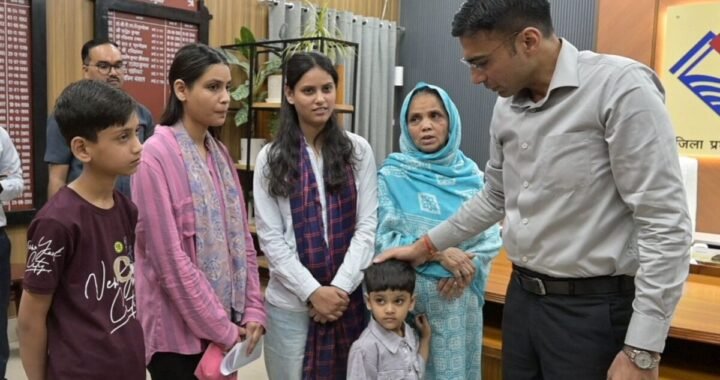 देहरादून : असहाय विधवा माता क्षमा का डीएम ने करवाया बैंक ऋण माफ, बैंक से दिलाई नो ड्यूज