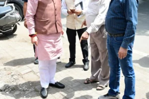 देहरादून :(बड़ी खबर) जन शिकायत की पड़ताल करने मौके पर पहुंचे सीएम, वीडियो कॉल के जरिए अधिकारियों को दिखाई स्थिति