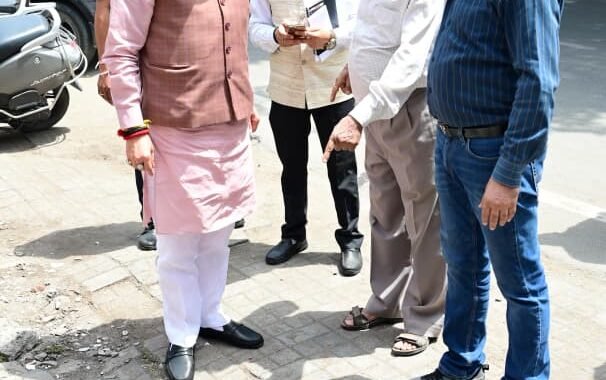 देहरादून :(बड़ी खबर) जन शिकायत की पड़ताल करने मौके पर पहुंचे सीएम, वीडियो कॉल के जरिए अधिकारियों को दिखाई स्थिति