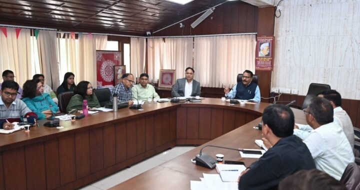 हेल्थ सिस्टम पर DM का बड़ा एक्शन! अब हर प्रेग्नेंट महिला पर रहेगी नजर, होम डिलीवरी पर सख्त समीक्षा