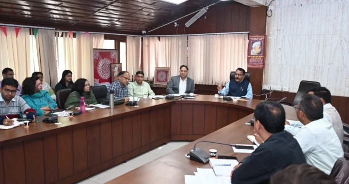 हेल्थ सिस्टम पर DM का बड़ा एक्शन! अब हर प्रेग्नेंट महिला पर रहेगी नजर, होम डिलीवरी पर सख्त समीक्षा