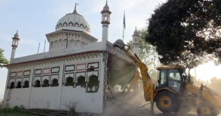 उत्तराखंड: अवैध मजार को धामी सरकार के बुलडोजरों ने ध्वस्त कर दिया