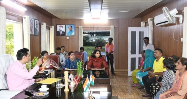 उत्तराखंड: जनसुनवाई में आयुक्त का बड़ा एक्शन, मौके पर ही दिलाया न्याय