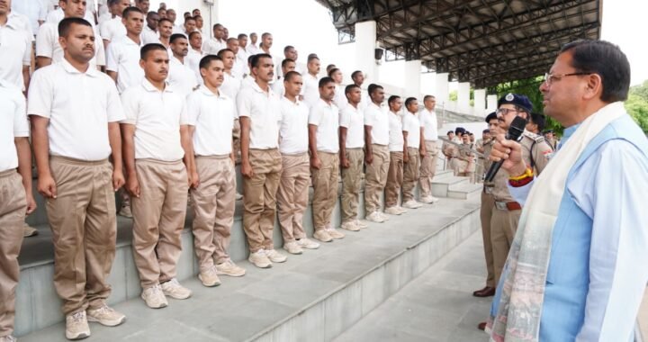 उत्तराखंड: प्रशिक्षण ले रहे पुलिस कांस्टेबलों से मिले CM धामी, दिए ये निर्देश