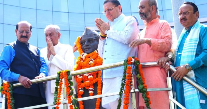 उत्तराखंड: घंटाघर में प्रतिमा पर माल्यार्पण, बहुगुणा के योगदान को सीएम धामी ने किया याद