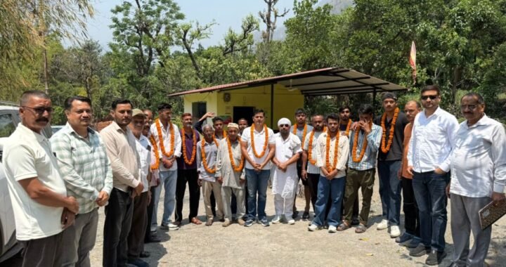 उत्तराखंड: सरकार के खिलाफ नाराज़गी, युवाओं ने थामा कांग्रेस का दामन