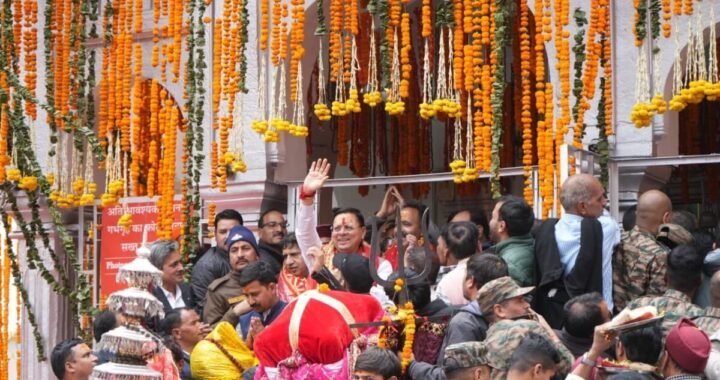 सीएम धामी ने कराई पहली पूजा पीएम मोदी के नाम से खुले गंगोत्री-यमुनोत्री धाम के कपाट