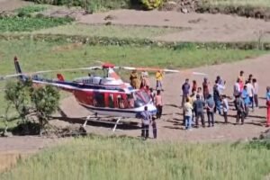 उत्तराखंड : यहां 11000 वोल्ट की हाईटेंशन लाइन में फंसा हेलीकॉप्टर, महिला पायलट की सूझबूझ से टला बड़ा हादसा