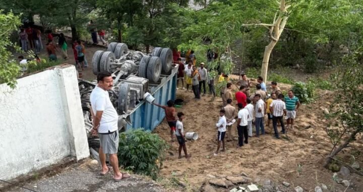 उत्तराखंड में यहां हुआ दर्दनाक हादसा, अनियंत्रित डंपर खेत में गिरा, चालक और महिला की मौत !