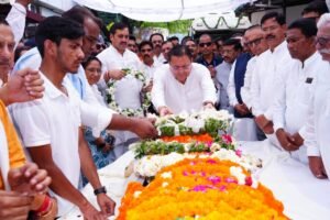 उत्तराखंड: सीएम धामी ने कंधा देकर दी मेजर जनरल भुवन चंद्र खंडूड़ी को विदाई