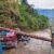 उत्तराखंड : भारी तूफान से गाड़ी के ऊपर गिरा विशालकाय पेड़
