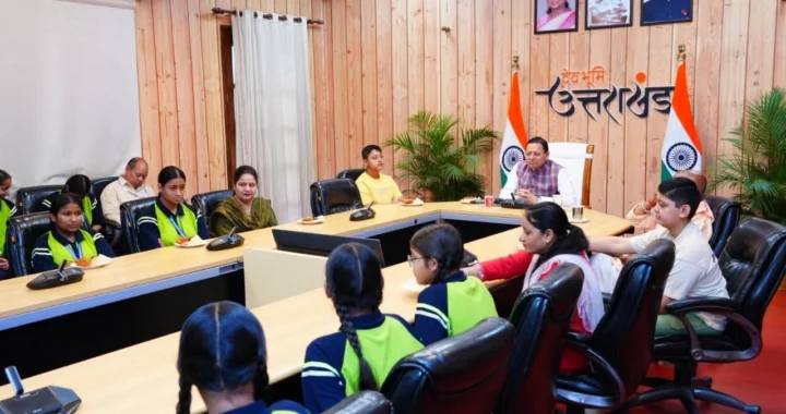 उत्तराखंड: सीएम धामी ने छात्राओं संग सुना पीएम मोदी का संदेश