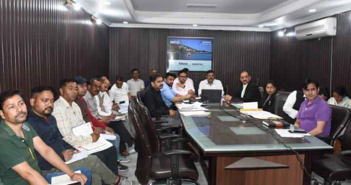 नैनीताल: DM ने राजस्व विभाग की मासिक समीक्षा बैठक की, अधिकारियों की लगाई क्लास