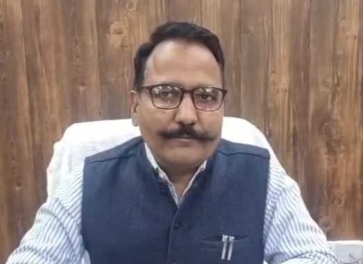 नैनीताल DM पैदल पहुंचे दफ्तर, दिया ईंधन बचाने का संदेश