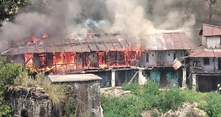 उत्तराखंड: यहाँ लकड़ी के मकान में लगी भीषण आग