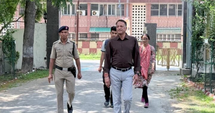 उत्तराखंड: ईंधन बचाओ अभियान में पैदल कार्यालय पहुंचे CDO अरविंद पांडे