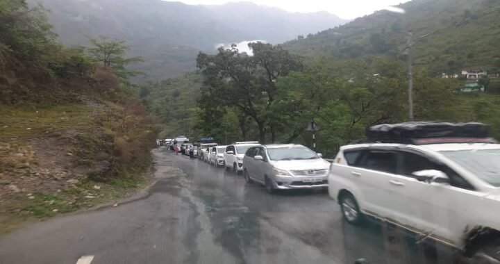 उत्तराखंड में मौसम ने बढ़ाई मुश्किलें, बदरीनाथ हाईवे पर फिर गिरा मलबा
