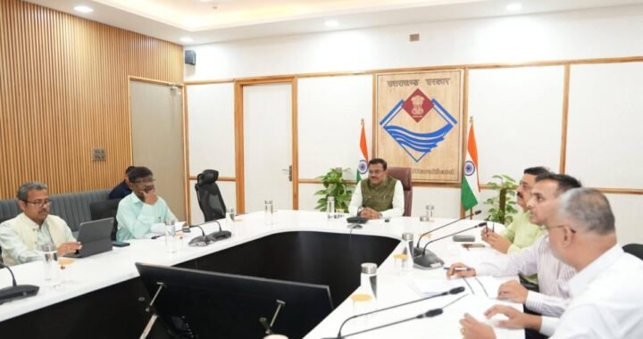 उत्तराखंड : मुख्य सचिव ने बैठक में जताई नाराजगी, अधिकारियों को लगाई फटकार