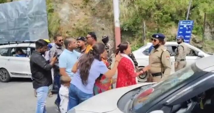 नैनीताल के रूसी बाईपास पर पर्यटकों का हाई वोल्टेज ड्रामा