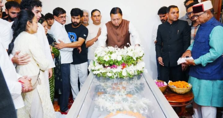 उत्तराखंड: जसपाल राणा को श्रद्धांजलि देने पहुंचे सीएम धामी, परिजनों से मिलकर जताया शोक