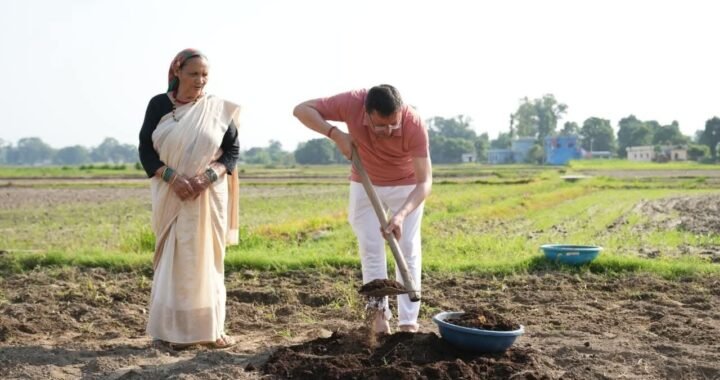 उत्तराखंड : खेत में पसीना बहाते दिखे मुख्यमंत्री, किसानों के लिए कही दिल छू लेने वाली बात